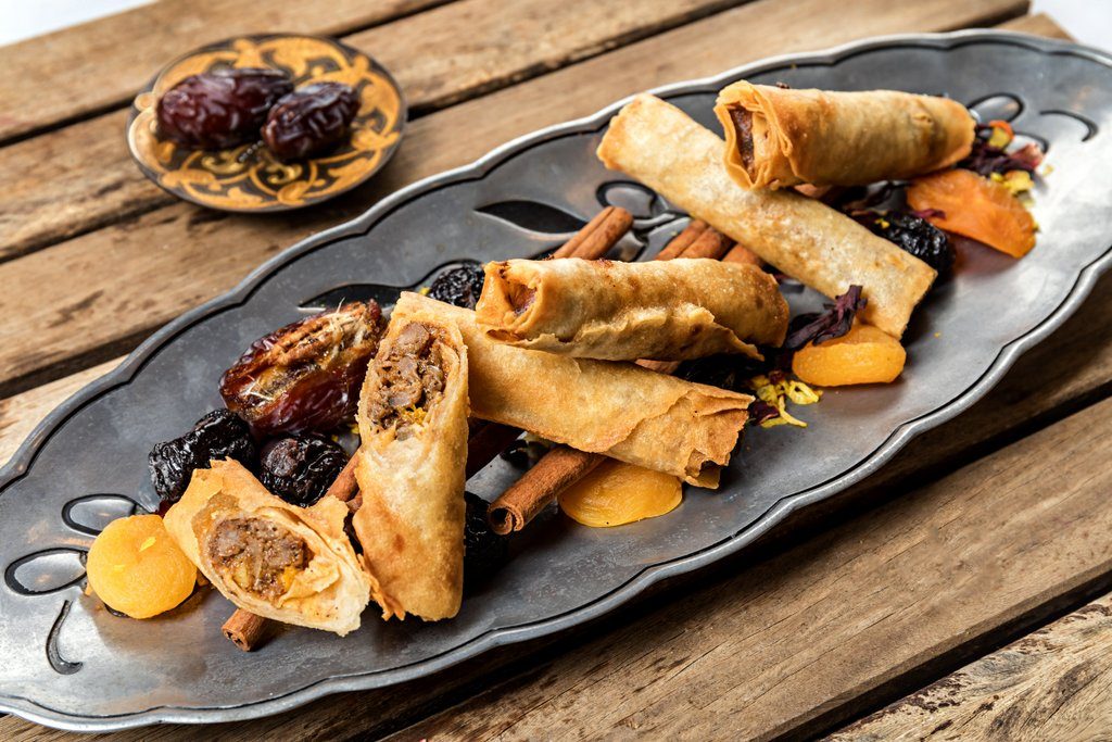 קייטרינג בשרי בירושלים | סיגר במילוי בשר ושזיפים | חנות לאוכל מוכן | האחוזה קייטרינג