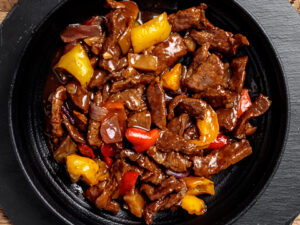 בקר סצ'ואן-נתחי אנטריקוט מוקפצים עם ירקות