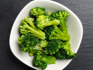 פרחי ברוקולי בשום ושמן זית