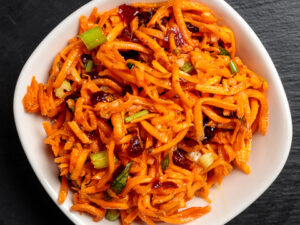 סלט גזר בתוספת צימוקי אוכמניות