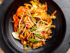 נתחי חזה עוף מוקפץ תאילנדי