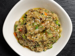 סלט חצילים כתושים עם ירקות