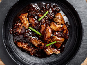 כבד עוף ברוטב יין ובצל