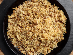 מג'דרה-אורז בתוספת עדשים ובצל מטוגן