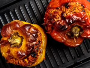 פלפל ממולא באורז וצימוקי אוכמניות ברוטב עגבניות וריחן