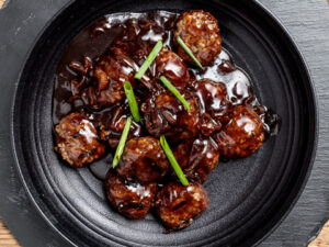 קבב ביתי ברוטב יין ובצל