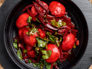 קובה ברוטב סלק אדום