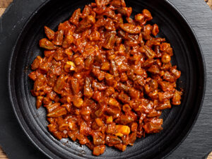 תבשיל במיה ברוטב עגבניות