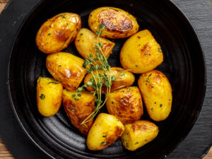 תפו"א בניחוח שום טימין שמן זית ורוזמרין