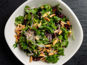 סלט כוסברה ושקדים קלויים